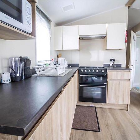 Lovely Caravan With Decking At Seawick Holiday Park In Essex Ref 27471Sw Клактон-он-Сі Екстер'єр фото