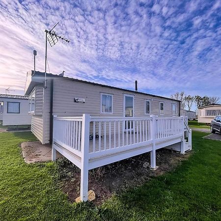 Lovely Caravan With Decking At Seawick Holiday Park In Essex Ref 27471Sw Клактон-он-Сі Екстер'єр фото