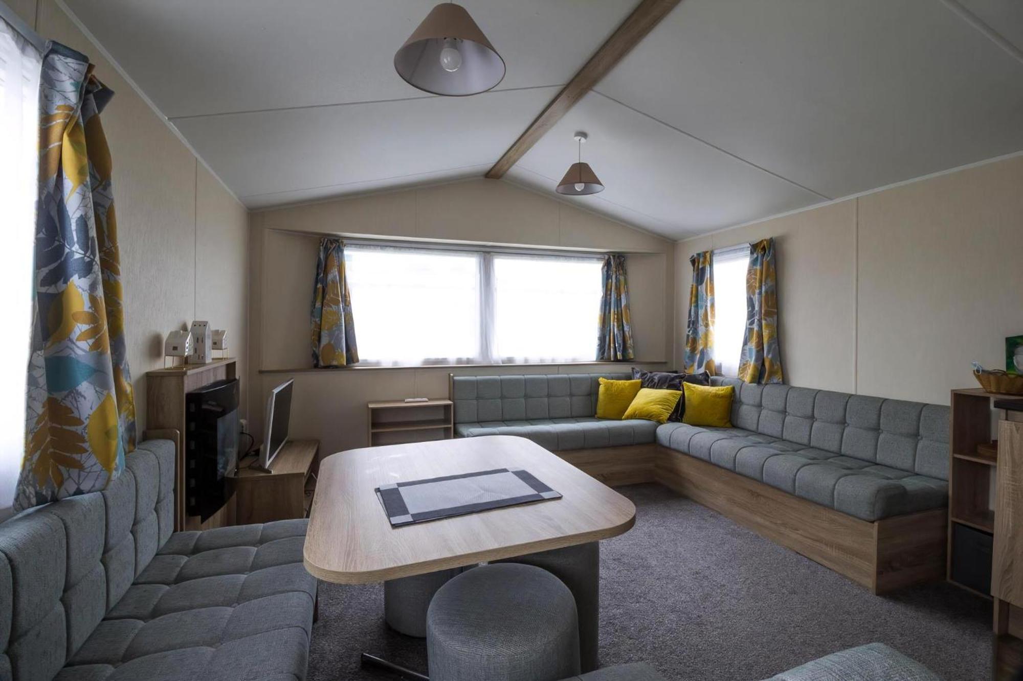 Lovely Caravan With Decking At Seawick Holiday Park In Essex Ref 27471Sw Клактон-он-Сі Екстер'єр фото