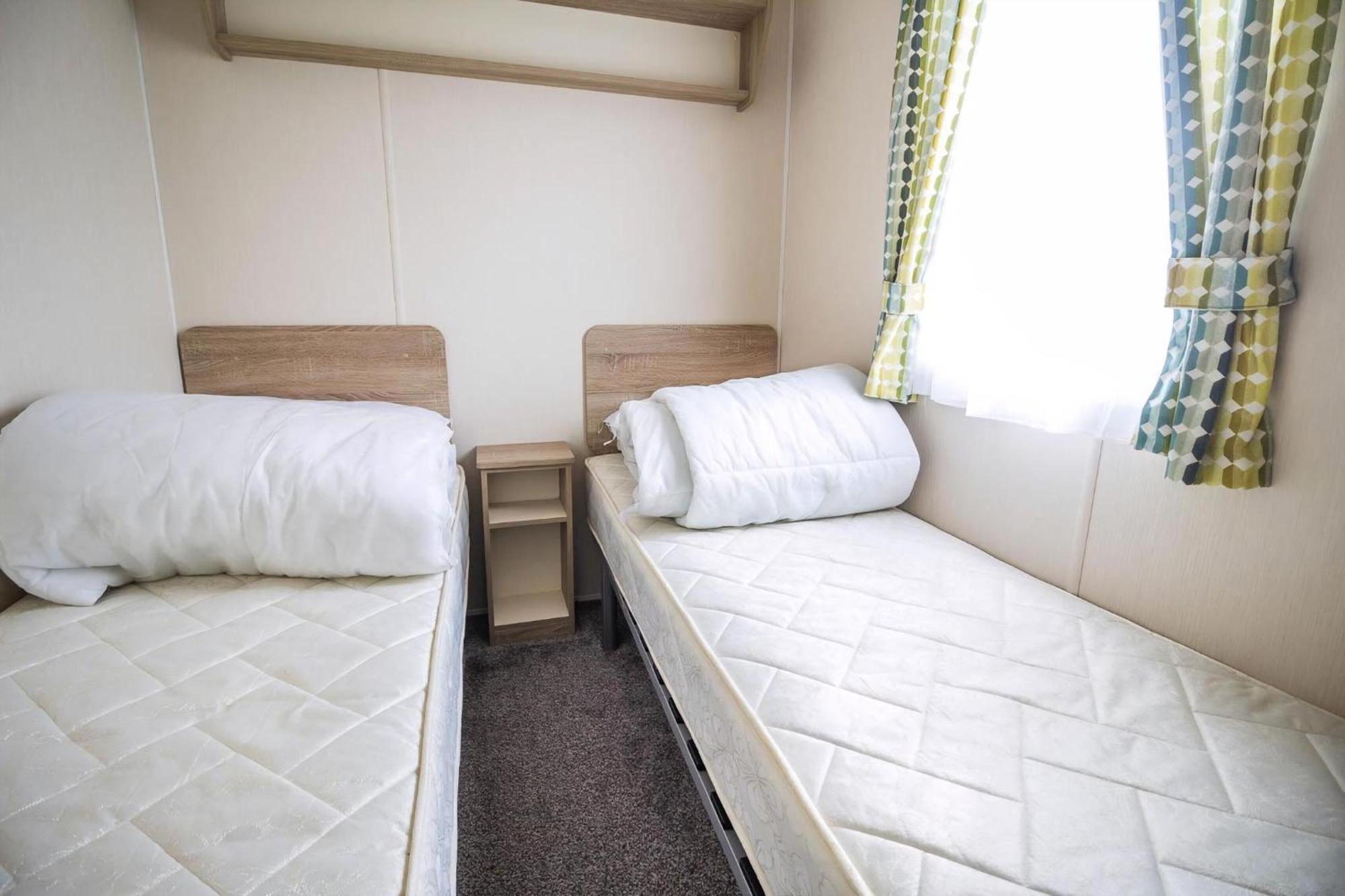 Lovely Caravan With Decking At Seawick Holiday Park In Essex Ref 27471Sw Клактон-он-Сі Екстер'єр фото