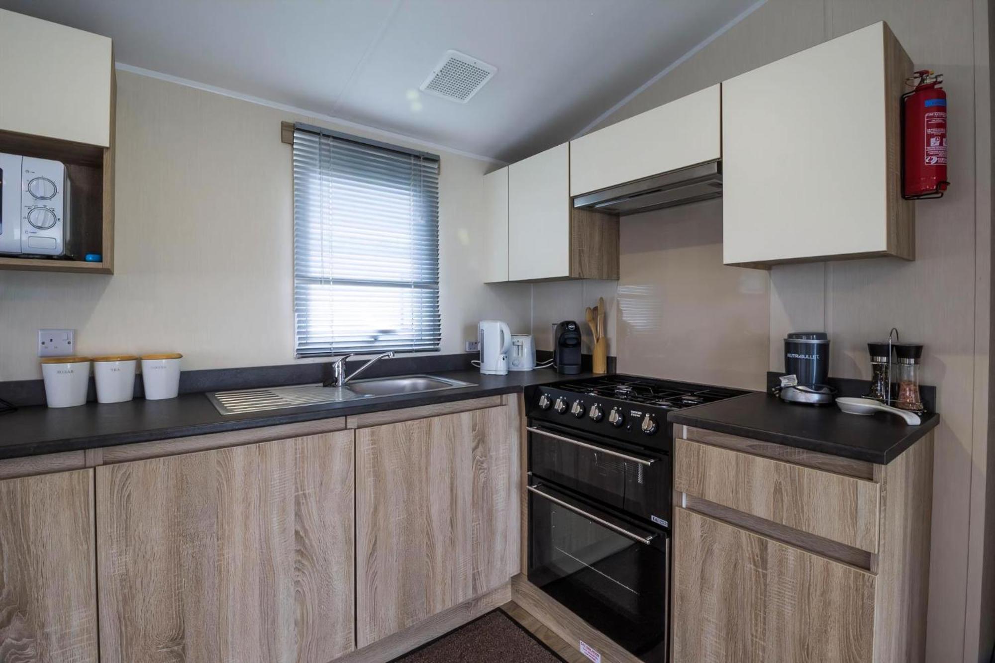 Lovely Caravan With Decking At Seawick Holiday Park In Essex Ref 27471Sw Клактон-он-Сі Екстер'єр фото