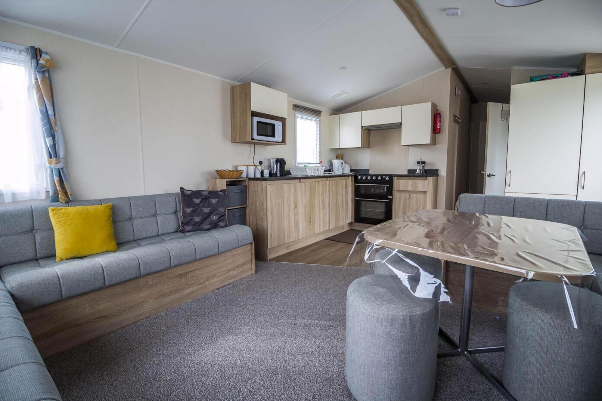 Lovely Caravan With Decking At Seawick Holiday Park In Essex Ref 27471Sw Клактон-он-Сі Екстер'єр фото