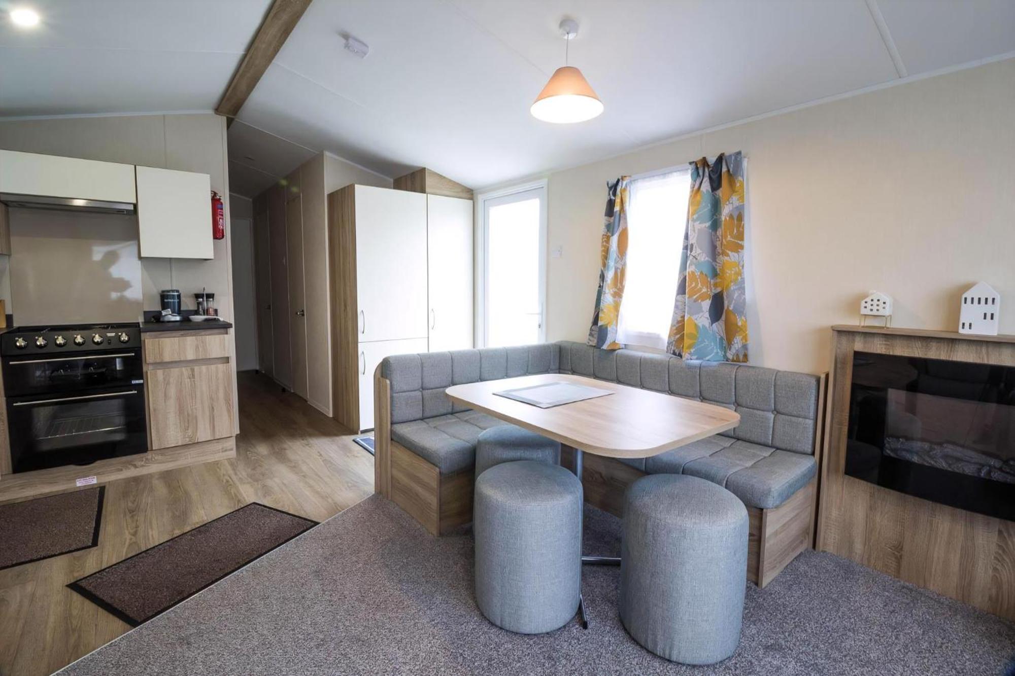 Lovely Caravan With Decking At Seawick Holiday Park In Essex Ref 27471Sw Клактон-он-Сі Екстер'єр фото