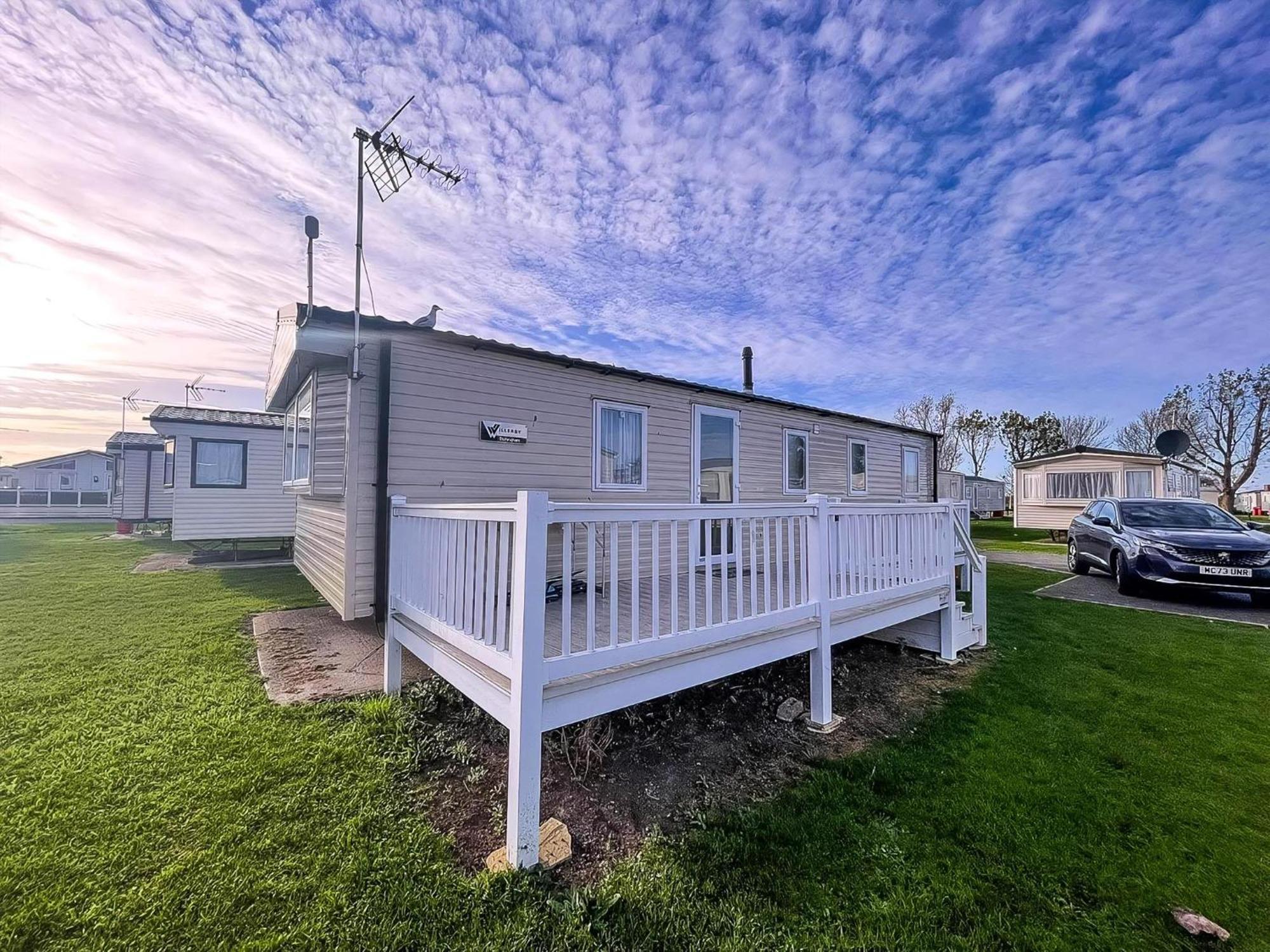 Lovely Caravan With Decking At Seawick Holiday Park In Essex Ref 27471Sw Клактон-он-Сі Екстер'єр фото